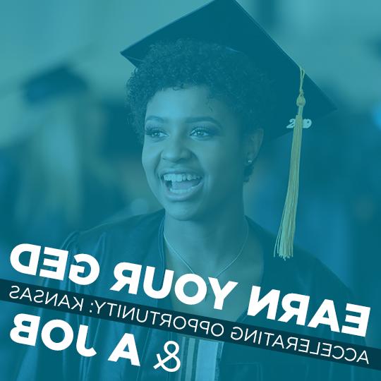 一个面带微笑的成年妇女，她的学位帽上写着:“在堪萨斯州，通过加速发展的机会获得GED和一份工作。”