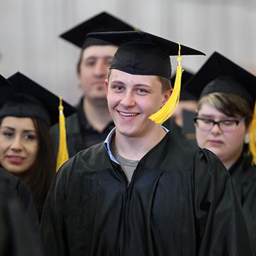 男子在普通教育毕业典礼上戴着礼帽和礼服.